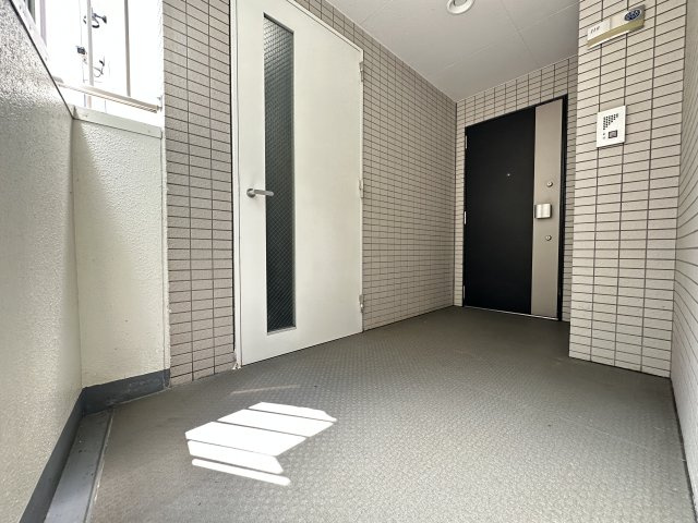日神デュオステージ三ッ沢公園の玄関|角部屋突き当りの部屋なのでプライベート性のある玄関空間となっています。