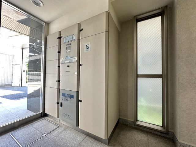 日神デュオステージ三ッ沢公園の設備|大型の宅配ボックスも備わっており、お留守の時などにも助かる設備です。