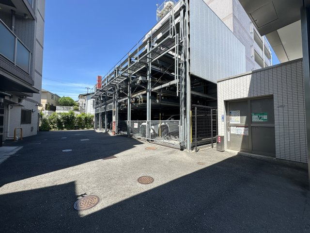 日神デュオステージ三ッ沢公園の駐車場|敷地内駐車場の様子になります。サイズや空き情報につきましてはアスカホームへお尋ね下さい。