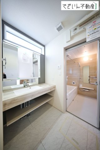 【独立洗面台】 | blooming garden熊谷市赤城町1丁目　新築住宅 | ≪2号棟≫朝の支度も家族並んでスムーズに。洗面台の広さと収納力が、忙しい毎日を支えてくれます。
現地(2026年5月撮影)