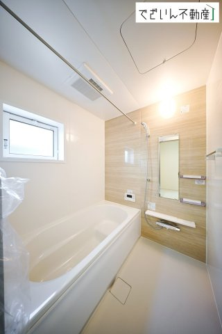 【浴室】 | blooming garden熊谷市赤城町1丁目　新築住宅 | ≪2号棟≫清潔感のあるバスルームは、忙しい毎日の中でほっと一息つける場所。育児の合間に、心も体もリセットできる大切な時間が生まれます。
現地(2026年5月撮影)