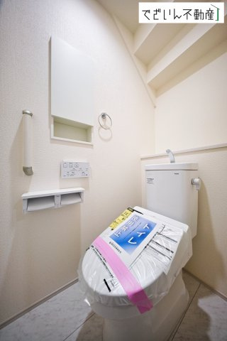 【トイレ】 | blooming garden熊谷市赤城町1丁目　新築住宅 | ≪2号棟≫シンプルで清潔感のある空間は、毎日使う場所だからこそ嬉しい。家族みんなが快適に過ごせる工夫が詰まっています。
現地(2026年5月撮影)