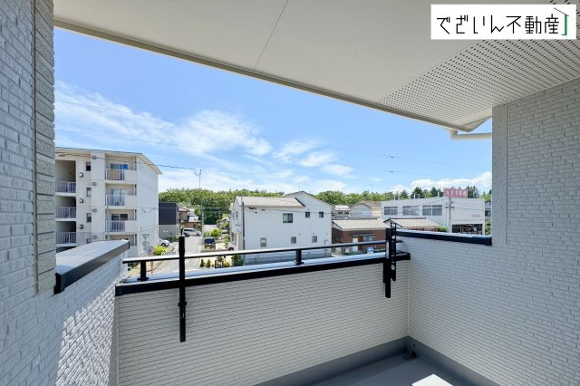 【バルコニー】 | blooming garden熊谷市赤城町1丁目　新築住宅 | ≪2号棟≫ずっと太陽を感じる事ができるのは、遮るものが視界に無いから。彼方に広がる風景が絵画のように広がります。
現地(2026年5月撮影)
