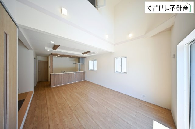 【居間・リビング】 | blooming garden熊谷市赤城町1丁目　新築住宅 | ≪2号棟≫南からたっぷり差し込む陽光が、家族の団らんをあたたかく照らす。広々としたLDKは、子どもが走り回っても余裕のある安心空間です。
現地(2026年5月撮影)