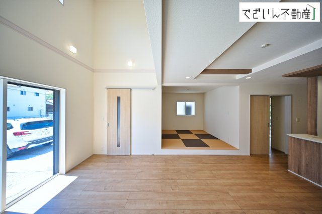 【居間・リビング】 | blooming garden熊谷市赤城町1丁目　新築住宅 | ≪2号棟≫南からたっぷり差し込む陽光が、家族の団らんをあたたかく照らす。広々としたLDKは、子どもが走り回っても余裕のある安心空間です。
現地(2026年5月撮影)