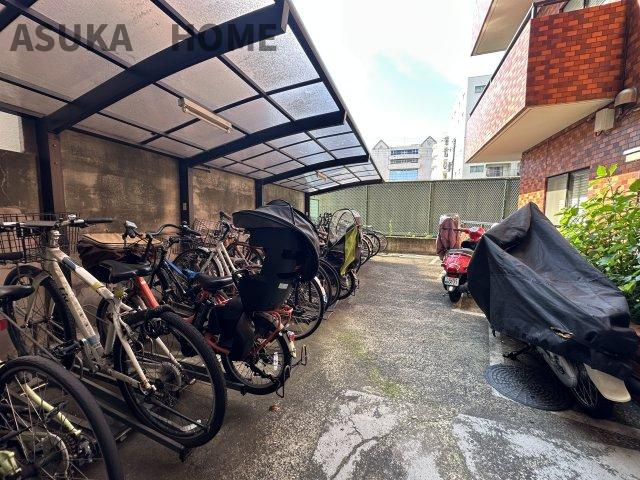 ライオンズマンション平沼橋第2の駐輪場|屋根付きの駐輪場です。きれいに整理されていて、管理体制良好です。