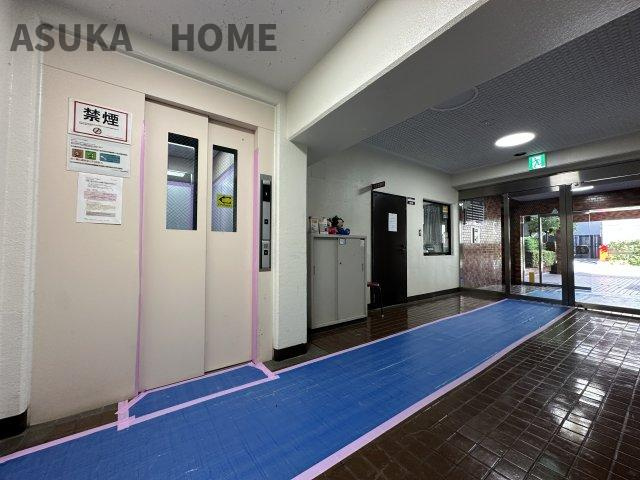 ライオンズマンション平沼橋第2のエントランス|エレベータホールになります。本物件は利便性が高いにも関わらず、周辺は静かな環境になります。