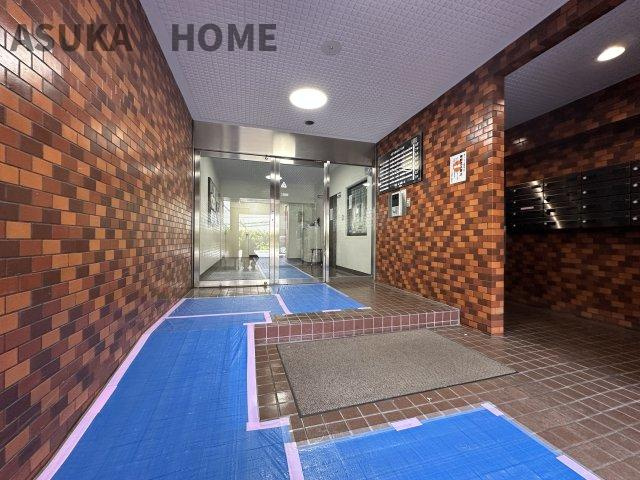 ライオンズマンション平沼橋第2のエントランス|段差なしのスロープ付きフラットエントランスで、ベビーカーもラクラク通れちゃいます。
