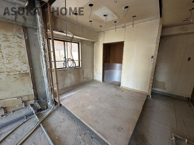 ライオンズマンション平沼橋第2の洋室|角部屋なので廊下側の部屋も窓つきです。角部屋ならではの利点です。