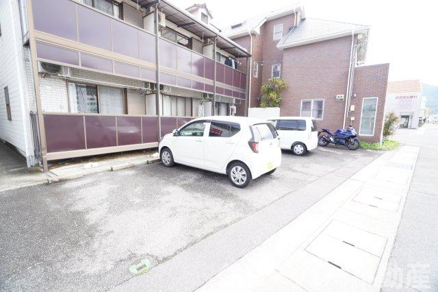 コーラルハウスの駐車場