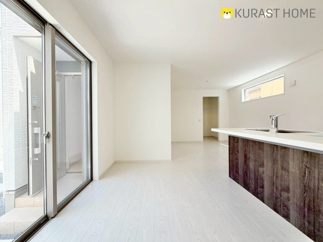 京都市伏見区羽束師鴨川町　新築戸建の居間・リビング
