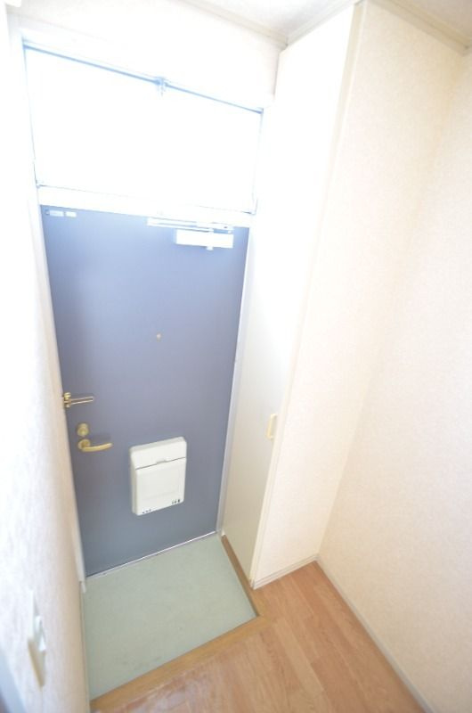 クレセント府中の玄関