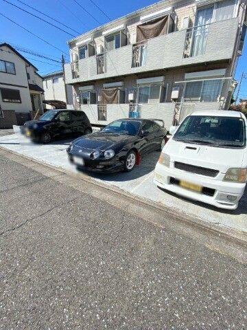 クレセント府中の駐車場