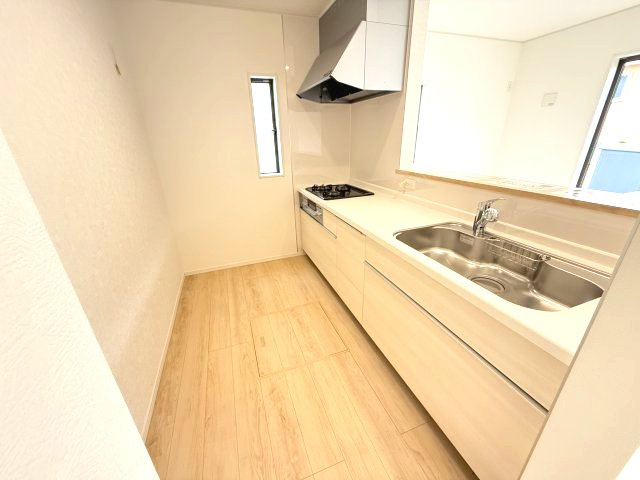 クレイドルガーデン前橋市川原町第４　３号棟のキッチン|【イメージ画像】人気のカウンターキッチン採用です☆
コンロも３口ご用意しています！調理スペースも広くストレスなくお料理できます。
浄水器つきなので美味しいお水も飲めますよ♪