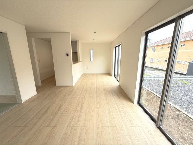 クレイドルガーデン前橋市川原町第４　３号棟の居間・リビング|【イメージ画像】ゆったり過ごせる17帖リビングです
人気の対面式キッチンを配した空間はお好みの家具も合わせやすく、家族がくつろぐ快適な空間造りをサポート。窓からは明るい陽光が差し込みます。
