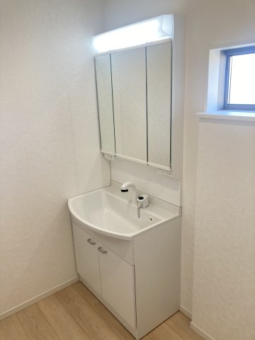 クレイドルガーデン前橋市川原町第４　３号棟の独立洗面台|シャワー水栓付き洗面台で朝の身支度もバッチリです！
洗面台には収納スペースもあり洗面室もすっきり片付きますよ！