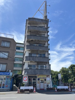 【外観】 | モダンでスタイリッシュな印象を与えるグレーを基調とした外観。