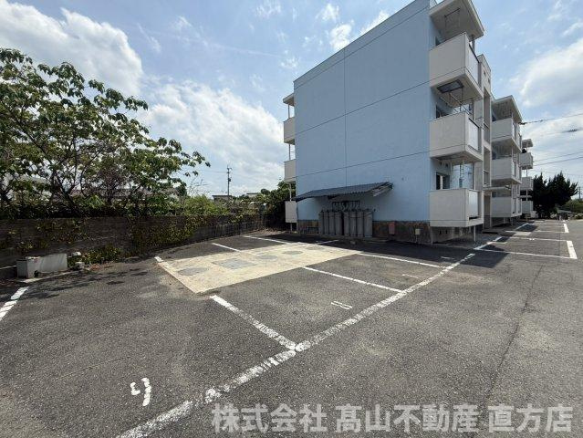 直方市大字頓野の賃貸マンションの駐車場