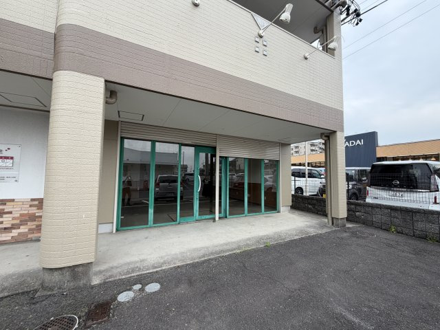 姥子山店舗(共用P複数あり)の外観