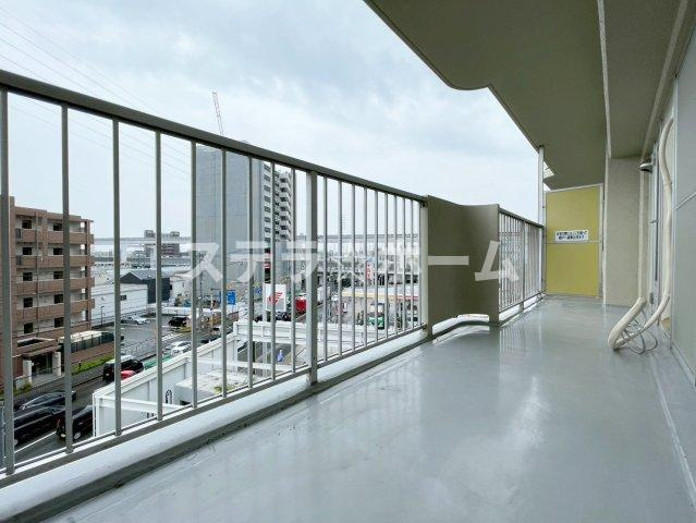 摂津スカイハイツのバルコニー|暖かな日差しのふりそそぐバルコニー