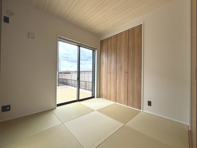 タマタウン　関市東新町　全2区画分譲の洋室|建具やクロスなどをトータルデザインでコーディネートしており、室内に落ち着きと安らぎを与えてくれます。