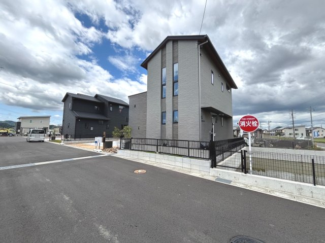 タマタウン　関市東新町　全2区画分譲のバルコニー|バルコニーは南向きで洗濯物もよく乾きます！強度と表面積硬度を持つFPRで防水しています。