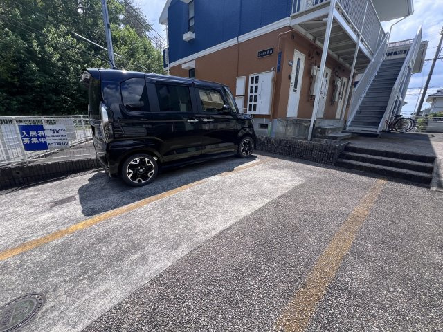 ジュネス青山の駐車場