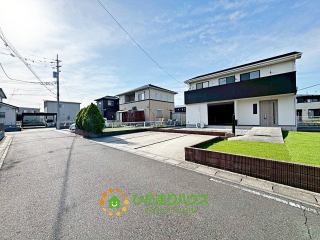 加須市多門寺　中古一戸建ての前面道路含む現地写真