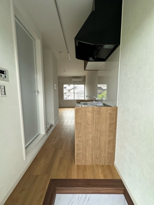 【玄関】 | 益田ハイツ | 玄関から室内への景観です！キッチンの奥に洋室8.7帖のお部屋があります♪