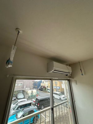 【設備】 | 益田ハイツ | 洋室8.7帖のお部屋にある室内物干しです！雨の日やお出掛け時の室内干しにとても便利☆花粉や梅雨の時期に重宝しますね♪