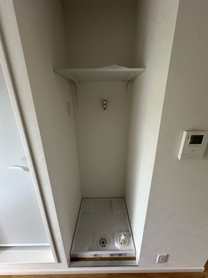 【設備】 | 益田ハイツ | バスルーム横にある室内洗濯機置き場です♪防水パンが付いているので万が一の漏水にも安心です！上部には便利な収納棚付き♪