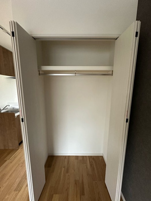 【収納】 | 益田ハイツ | 洋室8.7帖のお部屋にあるクローゼットです♪お洋服もしわにならず、キレイに収納できます☆
