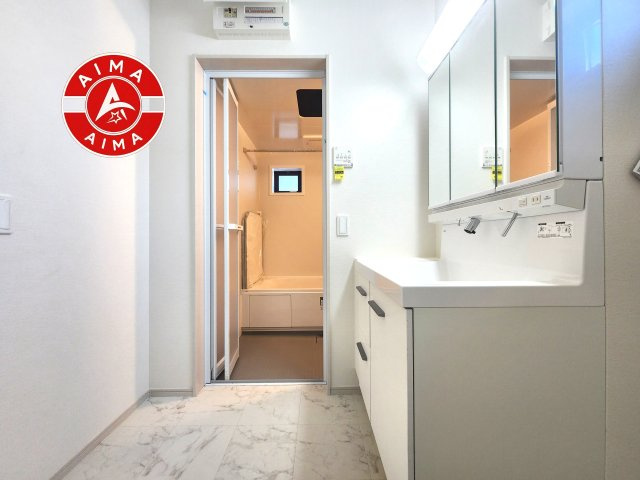 福岡市西区横浜1丁目第6-3棟（3号棟）　の内観：施工例|ゆとりの洗面スペースで朝の身支度もスムーズに。暮らしを快適に変えるシャワー付洗面台です！