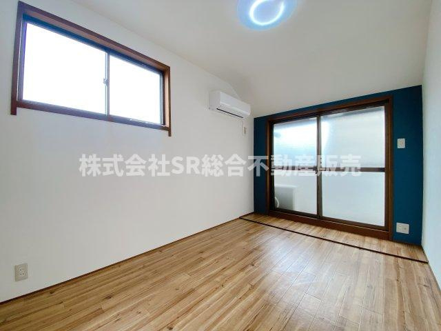 三ノ瀬3丁目中古テラスハウスの寝室|2面採光の明るいお部屋です！寝室にいかがでしょうか。