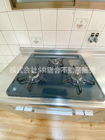 三ノ瀬3丁目中古テラスハウスのキッチン|3口コンロ、グリル付きです！