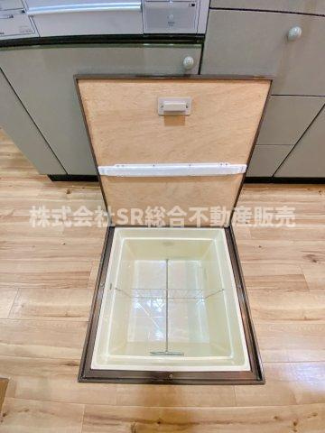 三ノ瀬3丁目中古テラスハウスの収納|床下収納があり食材のストック等を保管できます♪