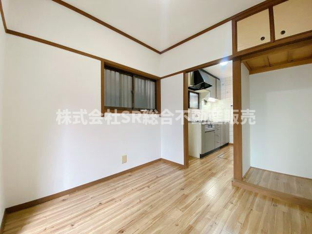 三ノ瀬3丁目中古テラスハウスのキッチン|ご家族で食卓を囲める広さはあります！