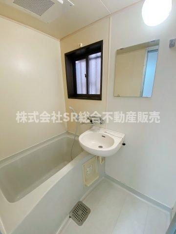三ノ瀬3丁目中古テラスハウスの浴室|洗面台と一体になったお風呂です！