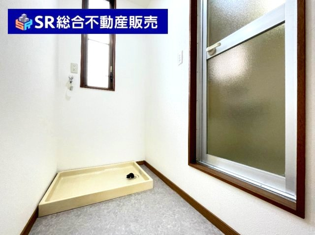 三ノ瀬3丁目中古テラスハウスの脱衣所|脱いだ衣服をそのまま洗濯機へ。使いやすい脱衣場です！
