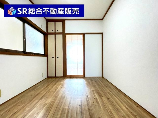三ノ瀬3丁目中古テラスハウスの玄関|玄関収納もあり、明るい玄関です♪