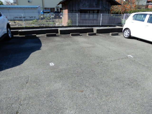 ロイヤル三木の駐車場