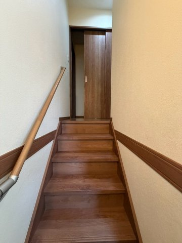 旭区今市１丁目中古戸建の内装|2階へと続く階段スペース。手すりを備えており、日々の移動も安心・快適です。