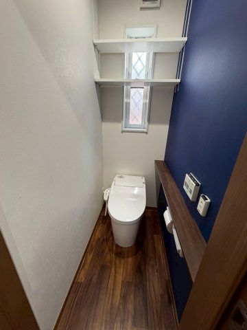 旭区今市１丁目中古戸建のトイレ|温水洗浄便座完備の洋式トイレ。手元で操作できる壁面リモコンで快適な使い心地。