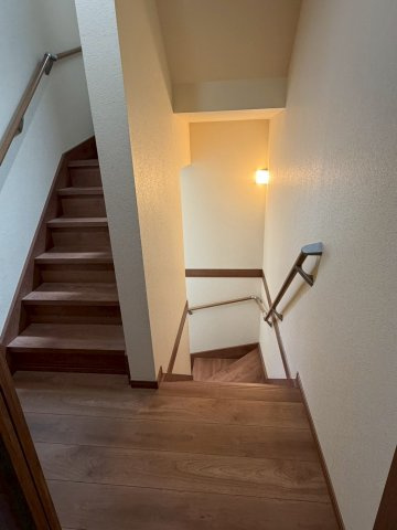 旭区今市１丁目中古戸建の内装|2階から、各階へ続く階段です。