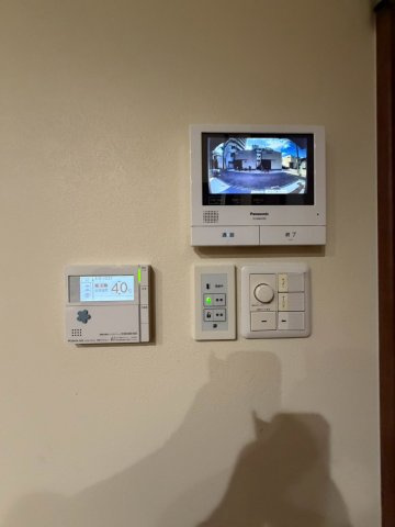 旭区今市１丁目中古戸建の防犯設備|来客時に姿を確認できるモニタ付きインターホン・床暖房が操作できるリモコン・電気スイッチが集約されています。