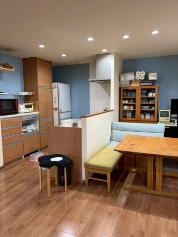 旭区今市１丁目中古戸建の居間・リビング|LDK（約19.2帖）：家事をしながらでもリビングを見渡せる対面式キッチン。