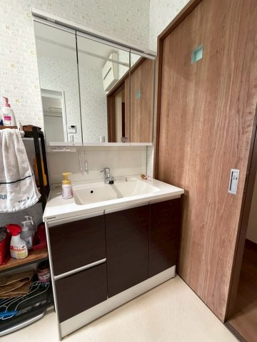 旭区今市１丁目中古戸建の独立洗面台|洗面室の独立洗面台です。物の出し入れがしやすい引き出し収納つきで、使い勝手も良好。