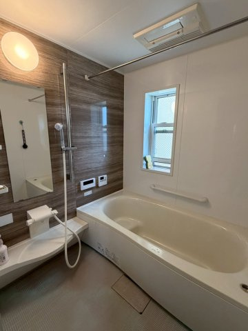 旭区今市１丁目中古戸建の浴室|木目調のアクセントパネルで、お部屋のようなリラックス空間を演出するバスルームです。