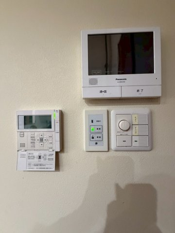 旭区今市１丁目中古戸建の防犯設備|リモコン類が集約されたスペース。モニタ付きインターホン、床暖房などが操作できます。