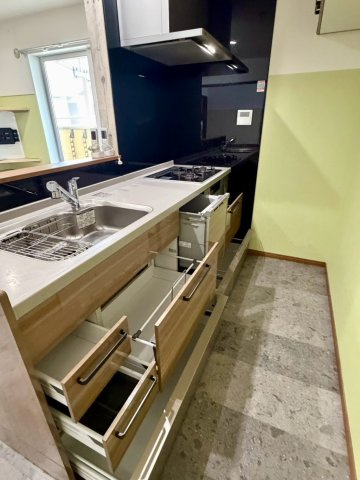旭区今市１丁目中古戸建のキッチン|家事をしながらでもお部屋全体を見渡せる対面式キッチン。